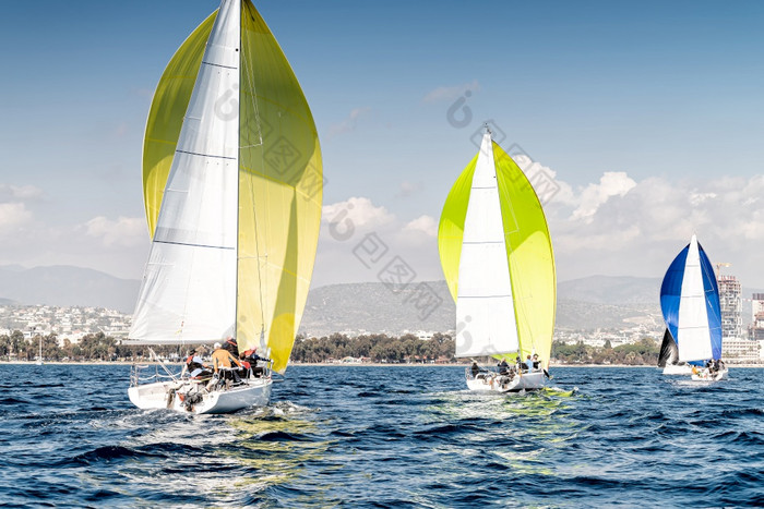 帆船赛车在赛船会从的海岸利马索尔塞浦路斯