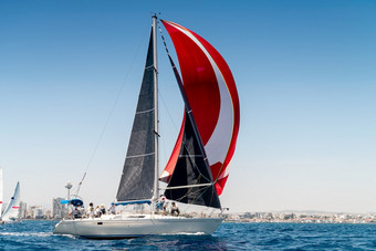帆船赛车在赛船会从的海岸拉纳卡<strong>塞浦路斯</strong>