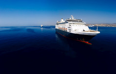 大巡航衬管深蓝色的水域附近的海岸利马索尔塞浦路斯