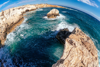 宽的角度拍摄岩石海岸与洞穴附近<strong>要</strong>快乐纳帕塞浦路斯