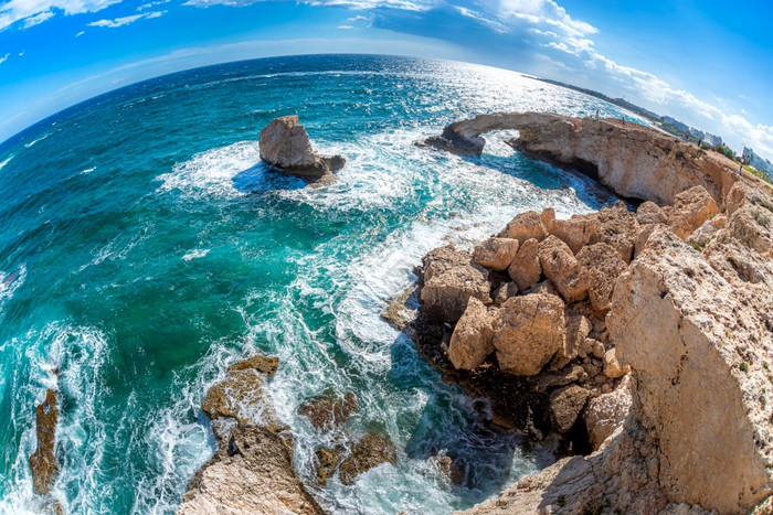 宽的角度拍摄岩石海岸附近要快乐纳帕塞浦路斯与自然石头拱
