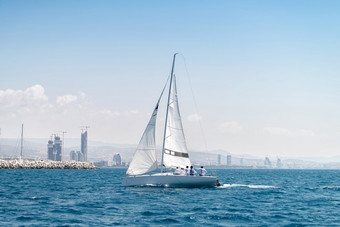 帆船附近拉纳卡海岸塞浦路斯帆船附近利马索尔海岸塞浦路斯