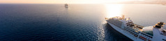 日落在的海与巡航船地中海海Akrotiri湾利马索尔塞浦路斯