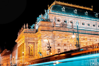 的国家剧院纳罗德尼剧院布拉格与模糊交通的国家剧院纳罗德尼剧院布拉格与模糊交通