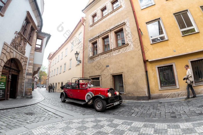 布拉格捷克共和国五月历史车之旅通过的街道的老小镇