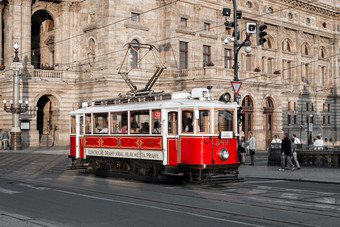 布拉格捷克共和国五月历史有轨电车游览通过的街道