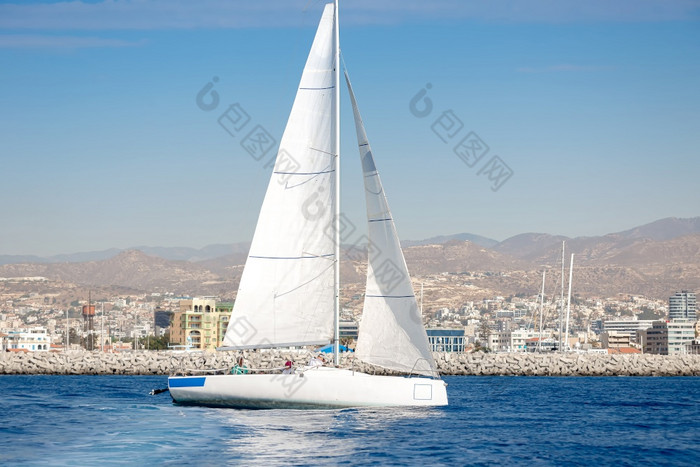 航行船与利马索尔玛丽娜背景利马索尔塞浦路斯