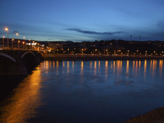 晚上视图布达佩斯河与晚上灯而且反射