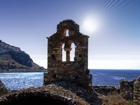 老教堂废墟附近的海希腊