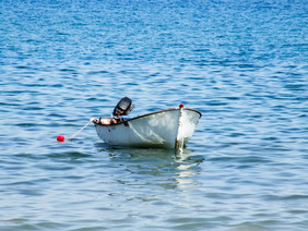 钓鱼船的海希腊