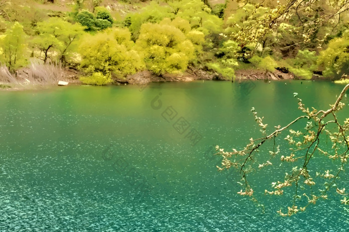 山湖视图通过秋天树水彩效果