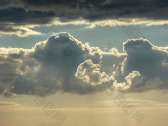 天空与云之前<strong>暴雨天</strong>空与黑色的云