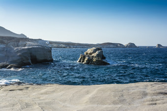 萨拉基尼科海滩视图的岛米洛斯岛希腊萨拉基尼科海滩视图与岩石的岛米洛斯岛希腊