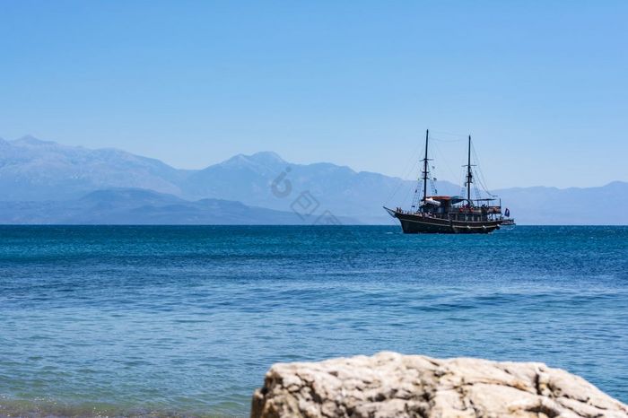 希腊月游客享受海旅程古董帆船村希腊希腊月图片