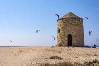 贴水Ioannis海滩莱夫卡斯岛希腊贴水Ioannis海滩莱夫卡斯岛希腊色彩斑斓的权力风筝跨度在的天空从风筝冲浪贴水Ioannis首页一些老风车