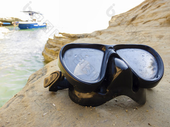 潜水面具为潜水潜水的岩石附近的海潜水面具为潜水潜水的岩石附近的海