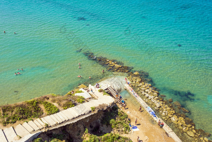 登录海滩peroulades科孚岛岛希腊8月登录海滩一个的大多数特殊的的岛与陡峭的垂直悬崖哪一个结束非常狭窄的桑迪海滩登录海滩peroulades科孚岛岛希腊