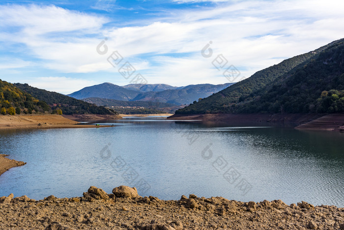 拉多纳斯人工湖世外桃源希腊对蓝色的天空与云和山背景拉多纳斯人工湖希腊对蓝色的天空与云和山背景