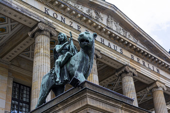 青铜狮子和天使雕像前面的柏林音乐会大厅gendarmenmarkt柏林青铜狮子和天使雕像前面的柏林音乐会大厅gendarmenmarkt柏林