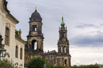 视图天主教大教堂和高等法院德累斯顿德国大教堂的神圣的三一重要的天主教教堂的城市德累斯顿视图天主教大教堂和高等法院德累斯顿大教堂的神圣的三一重要的天主教教堂的城市德累斯顿