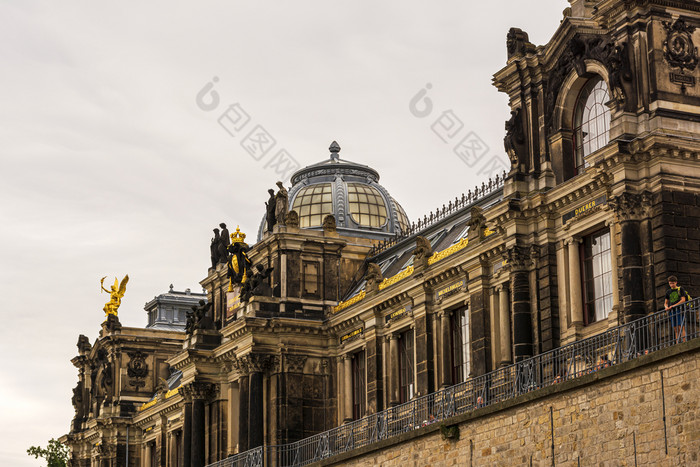 德累斯顿德国8月游客参观历史建筑布鲁尔阳台德累斯顿历史建筑布鲁尔阳台德累斯顿