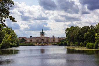 柏林德国8月夏洛滕堡城堡从它的花园柏林德国夏洛滕堡城堡从它的花园柏林德国