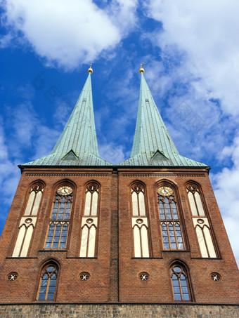 视图的外尼古拉基尔切也已知的尼古拉斯教堂的城市柏林德国的最古老的教堂柏林视图的外尼古拉基尔切也已知的尼古拉斯教堂的城市柏林德国