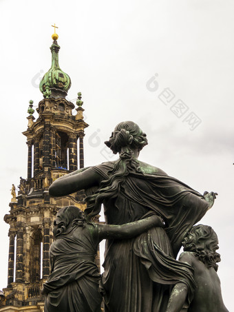 雕像前面的贝尔塔的德累斯顿大教堂的大教堂的神圣的三一的天主教教堂的皇家法院萨克森德国雕像前面的贝尔塔的德累斯顿大教堂的大教堂的神圣的三一的天主教教堂的皇家法院萨克森