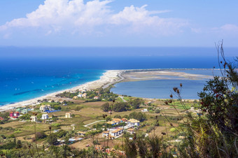雅尼斯米利长桑迪海滩的岛lefkada希腊首选风和风筝冲浪者涵盖了拉伸和的水域是绿松石彩色全景视图桑迪海滩的岛lefkada