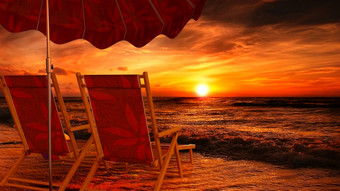 两个空椅子海滩下<strong>打开</strong>伞与视图海日落呈现两个空椅子海滩下<strong>打开</strong>伞与视图海日落