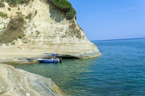 科孚岛岛希腊月岩石海滩科孚岛岛希腊岩石海