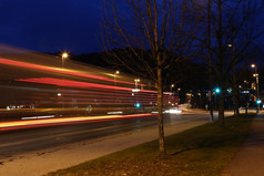 车灯晚上长曝光照片交通