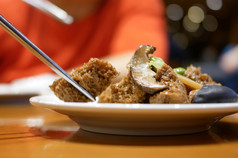 运动人吃开胃菜表格内部中国人餐厅