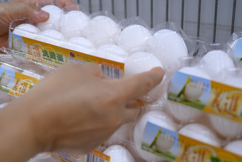 女人选择蛋杂货店商店生产部门台北台湾10月女人选择蛋杂货店商店生产部门