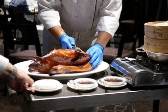 运动老板切割烤鸭成板为客户内部中国人餐厅