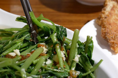 运动人吃蔬菜内部中国人餐厅