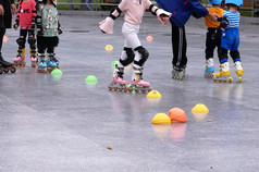 低角拍摄家庭年轻的妈妈。和孩子们骑滑旱冰公园台北台湾12月低角拍摄家庭年轻的妈妈。和孩子们骑滑旱冰公园