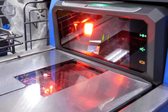 运动扫描机闪烁的红色的光自检出计数器内部沃尔玛商店
