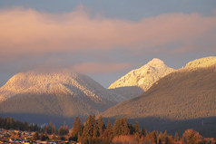 视图雪山在冷冬天阳光明媚的下午
