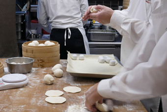 运动人是揉捏的面团之前使饺子内部餐厅厨房
