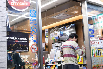 台北台湾11月店面人购买食物主要入口11商店店面人购买食物主要入口11商店
