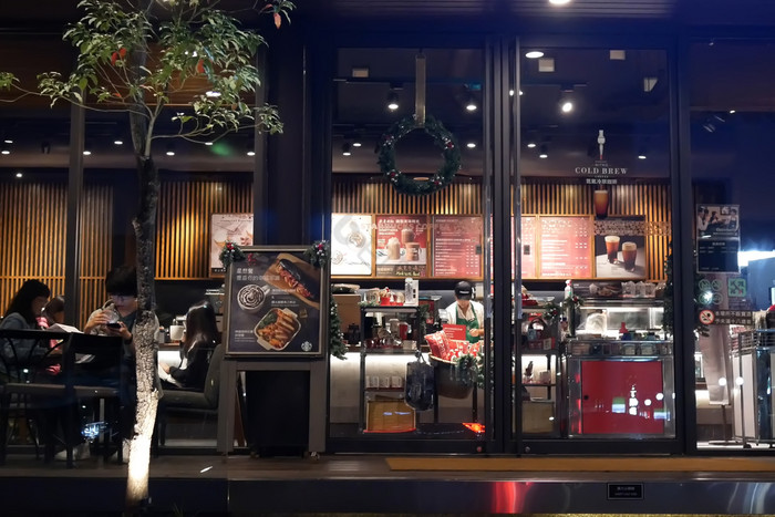 台北台湾月运动人享受咖啡内部星巴克咖啡晚图片