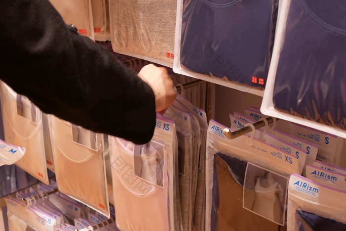 高桂林加拿大3月运动女人购买衣服内部优衣库商店运动女人购买衣服内部优衣库商店