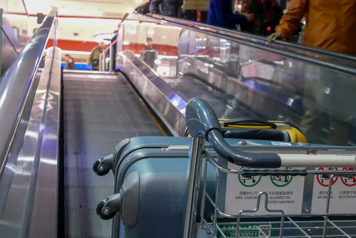 运动人推行李移动自动扶梯内部桃园国际机场图片