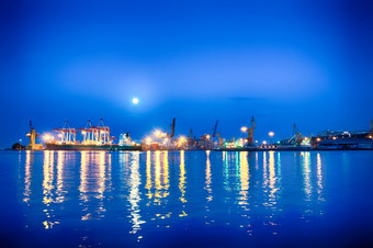 晚上海港与月亮的清晰的天空HDR图像
