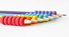 铅笔安排颜色订单的彩虹白色背景