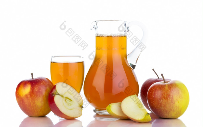 榨汁背景新鲜的苹果玻璃与汁白色背景健康的水果吃而且喝