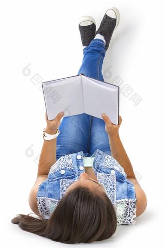 少年女孩阅读书孤立的在白色背景
