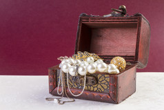 珠宝概念概念比喻为销售老珍珠而且黄金珠宝为现金