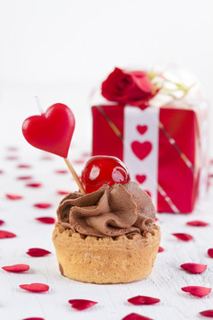 杯形蛋糕与樱桃前面礼物盒子白色木背景情人节一天概念